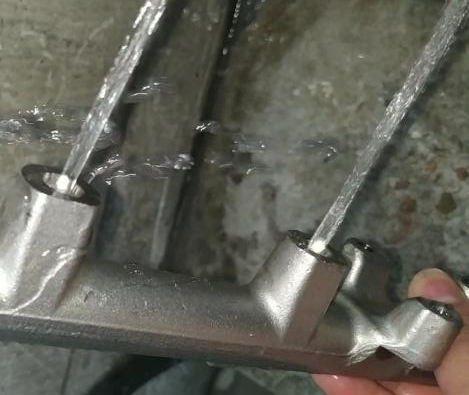 測試燃油共軌管，看用斯曼克水粒流去毛刺前后有何區(qū)別？